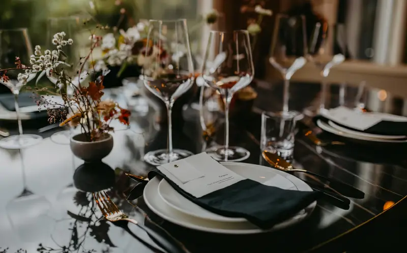 Lange Tafel bei einem Abendessen