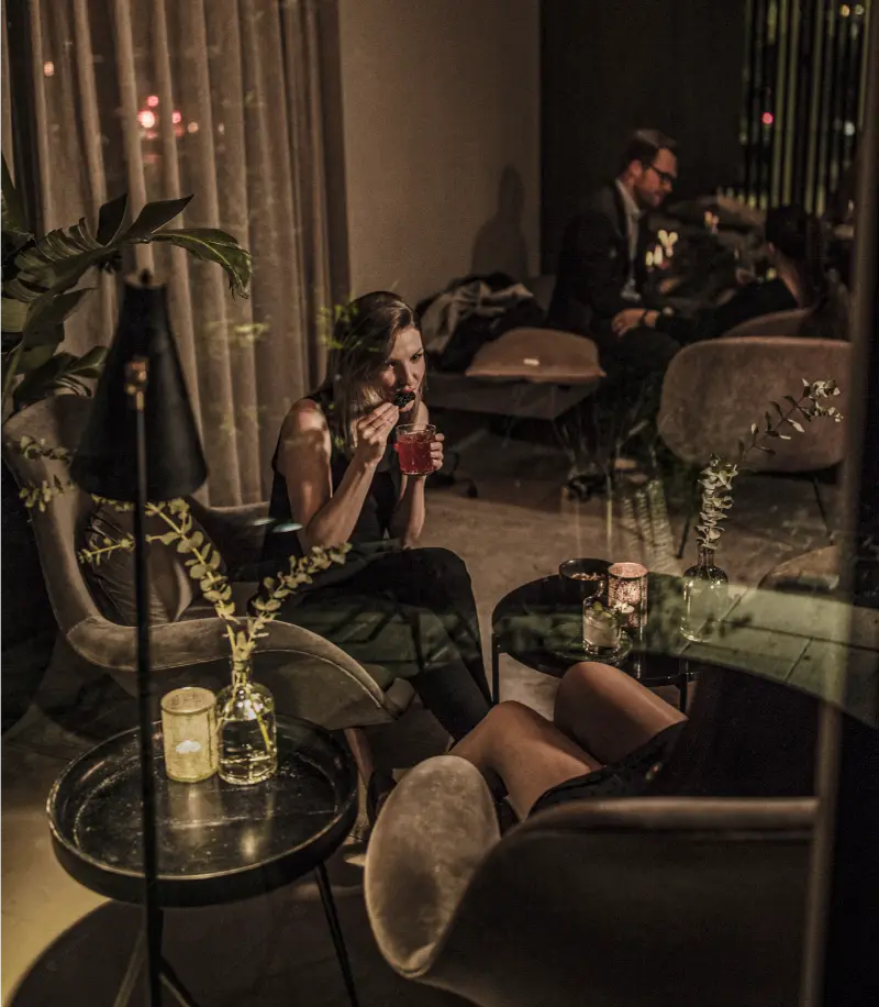 Gedeckter Tisch im Restaurant am Abend