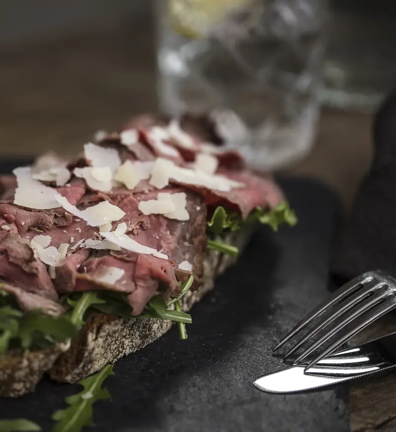 Gäste an einem langen Tisch im Restaurant